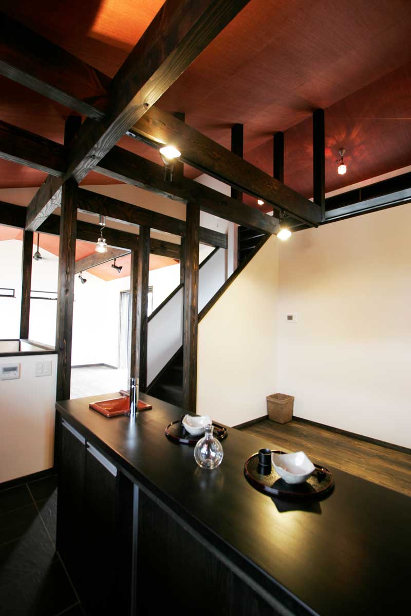 木調格子の柵が印象的な朱と黒の和モダン住宅