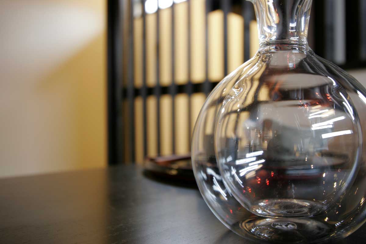 木調格子の柵が印象的な朱と黒の和モダン住宅