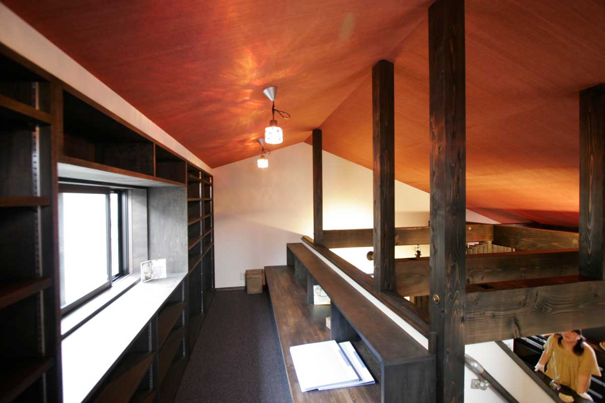 木調格子の柵が印象的な朱と黒の和モダン住宅