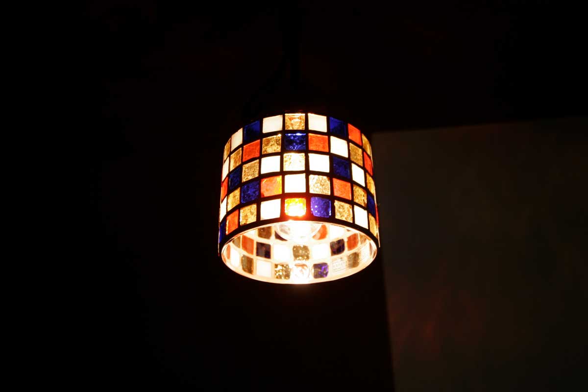 木調格子の柵が印象的な朱と黒の和モダン住宅