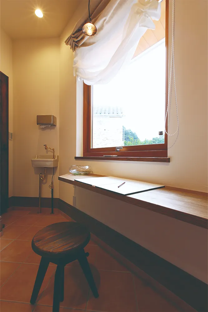 プライベートなカフェ＆アトリエのあるナチュラルモダンの無垢の家