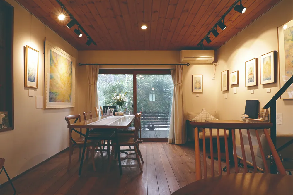 プライベートなカフェ＆アトリエのあるナチュラルモダンの無垢の家