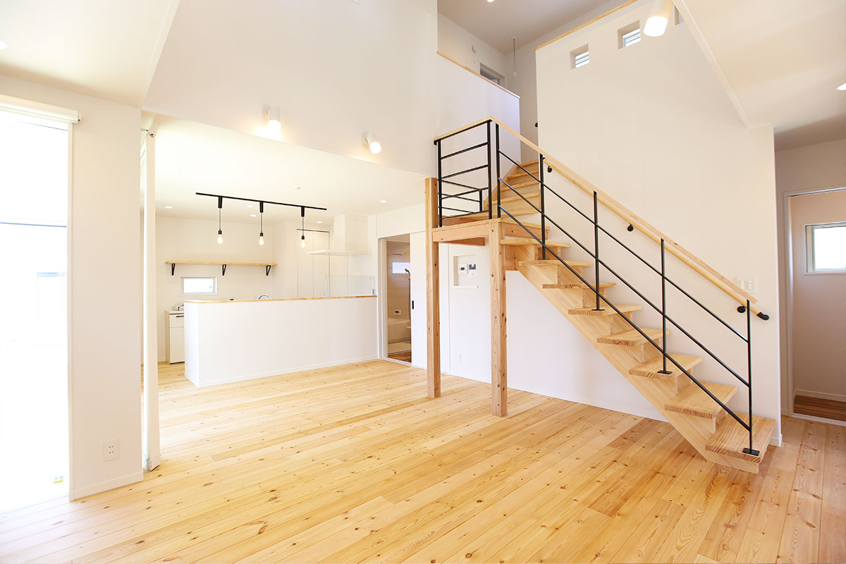 白漆喰が美しい開放的な空間が広がるデザイナーズ住宅