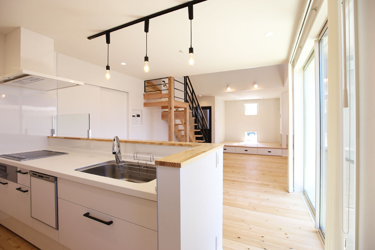 白漆喰が美しい開放的な空間が広がるデザイナーズ住宅