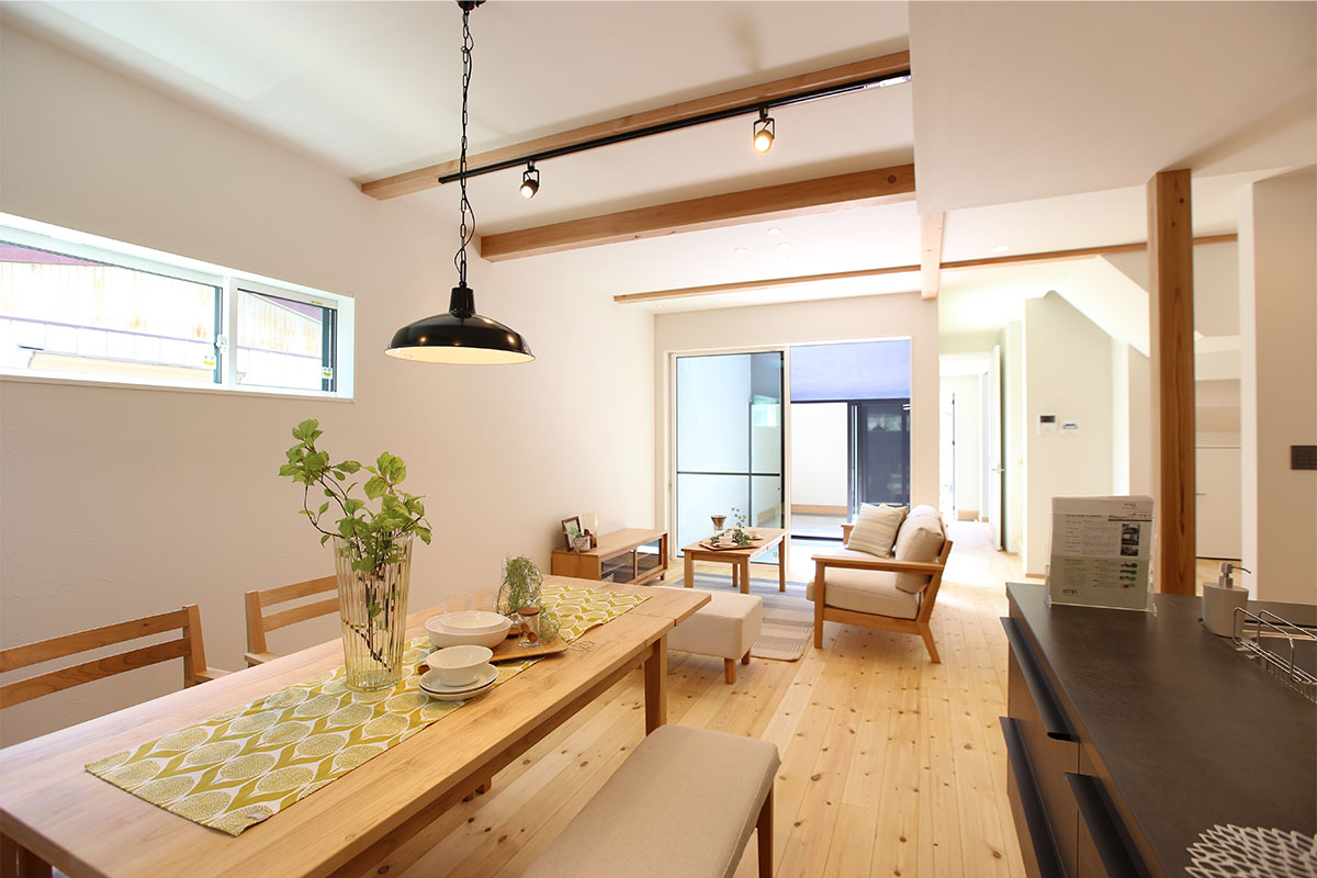 プライベートなカフェ＆アトリエのあるナチュラルモダンの無垢の家