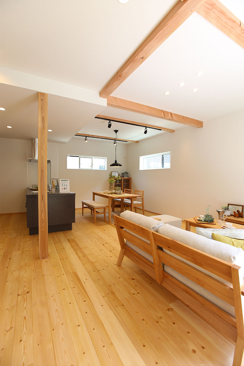 プライベートなカフェ＆アトリエのあるナチュラルモダンの無垢の家