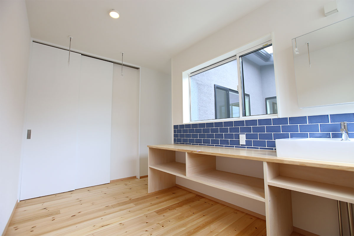 プライベートなカフェ＆アトリエのあるナチュラルモダンの無垢の家