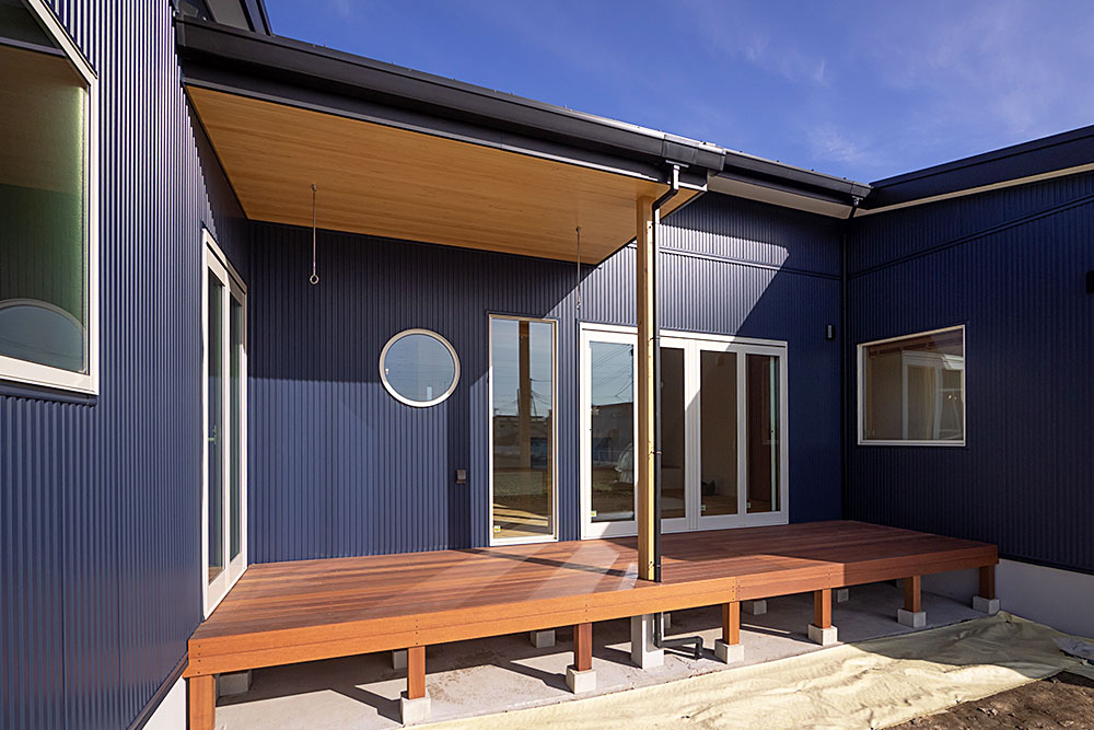 中庭で四季を愉しむコの字型の上質な平屋住宅