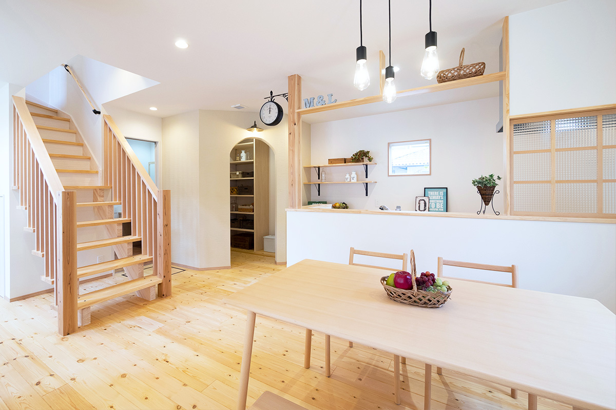 吹抜けリビングやお洒落なパントリーが暮らしを楽しくする無垢の家