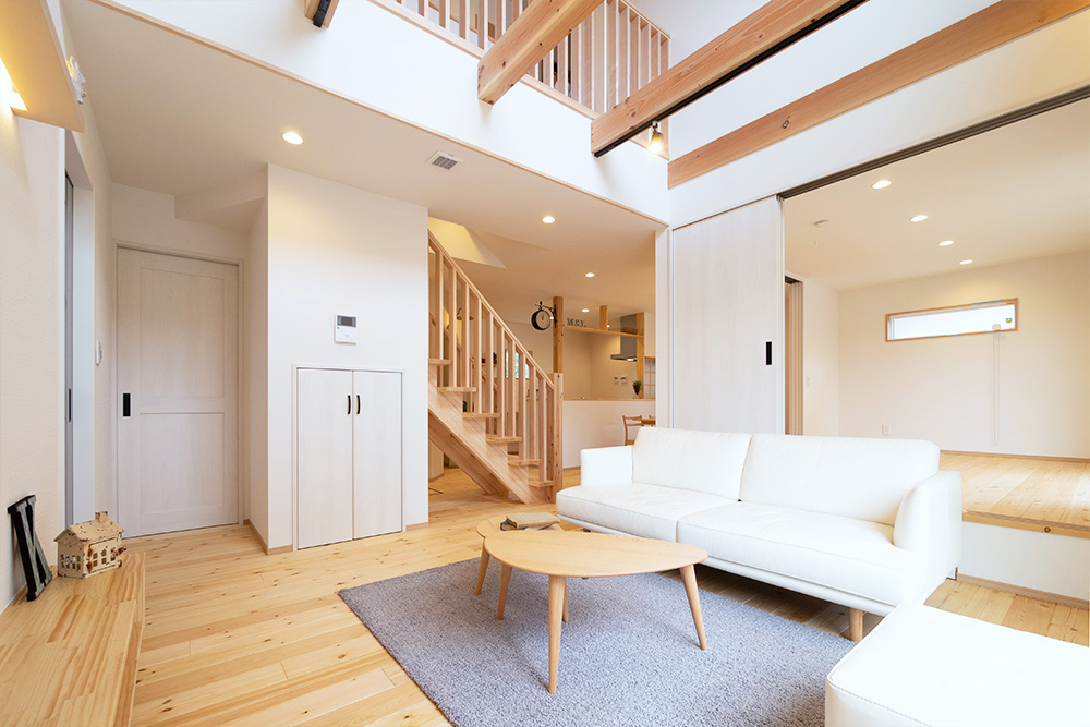 吹抜けリビングやお洒落なパントリーが暮らしを楽しくする無垢の家