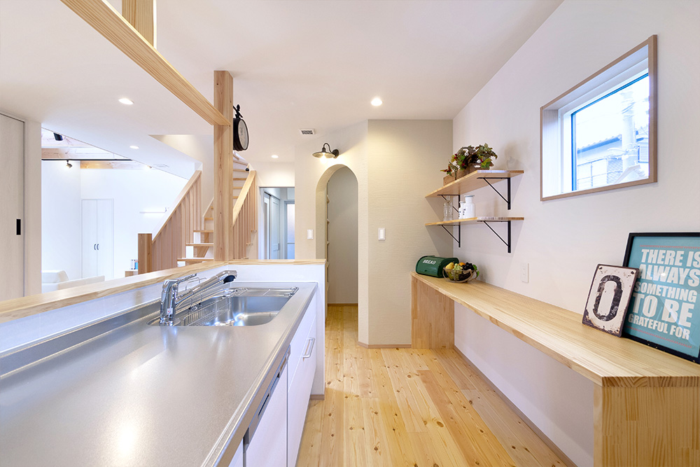 吹抜けリビングやお洒落なパントリーが暮らしを楽しくする無垢の家