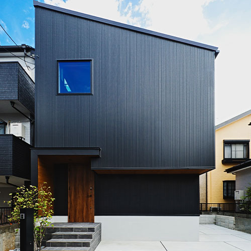 四季を写す中庭と高低差を活かしたスキップフロアの家