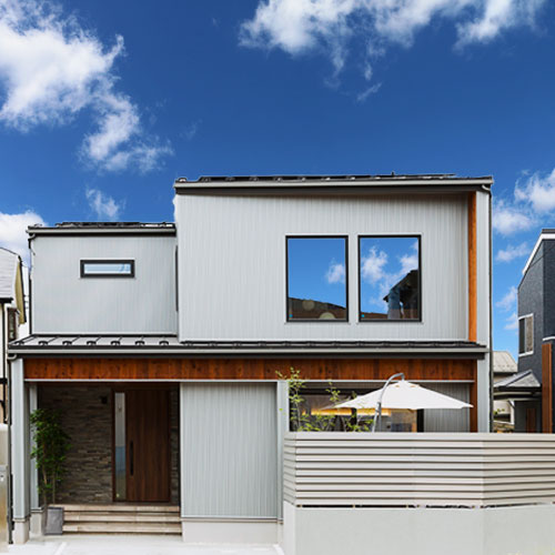 自然素材を使ったアーバンリゾートな家