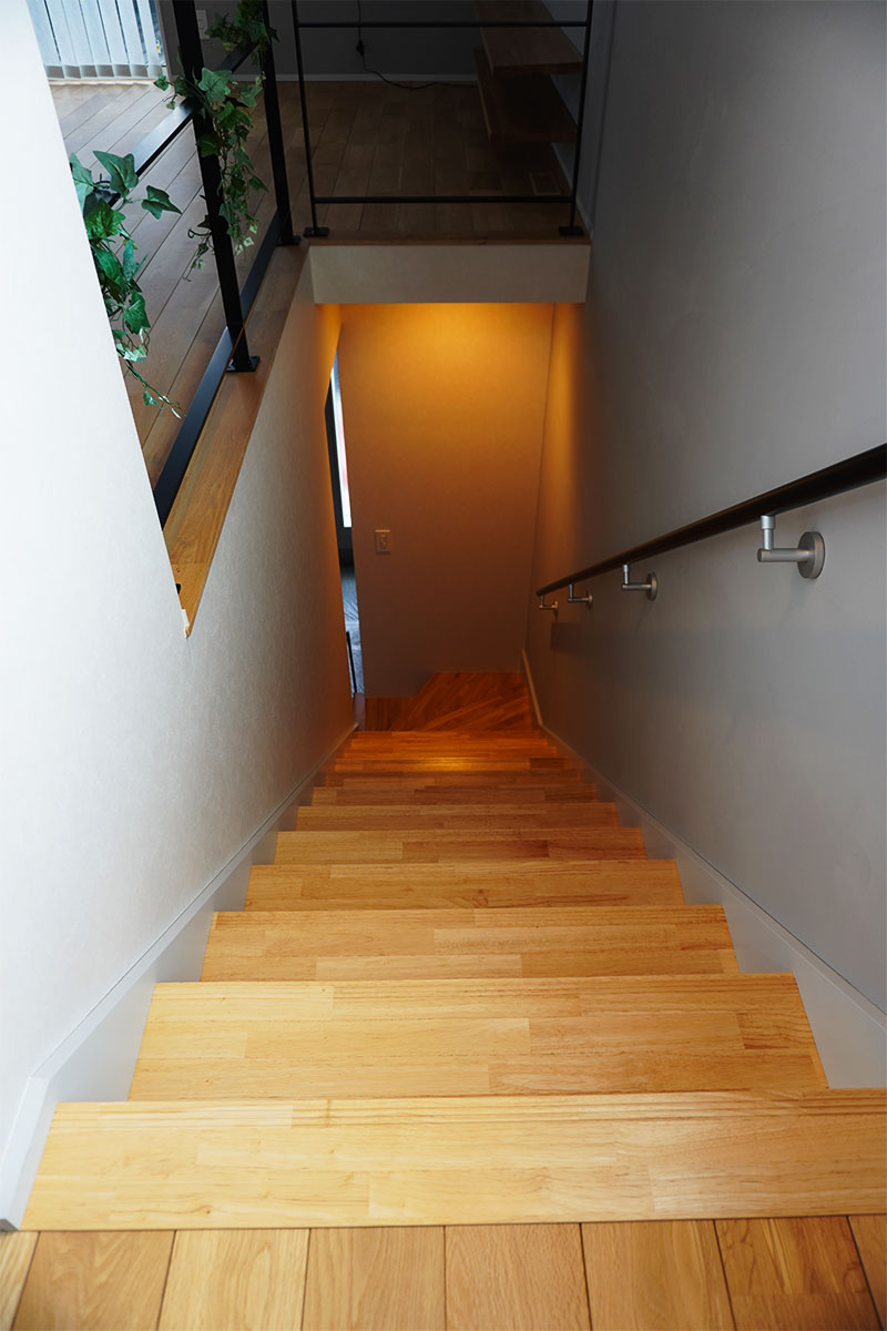 洗練された素材と空間で織りなすミニマルインダストリアルな家