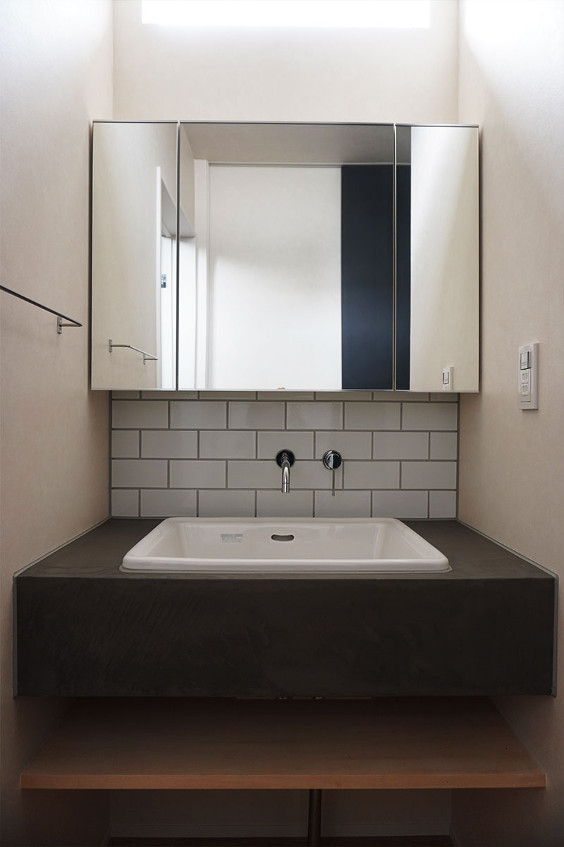 洗練された素材と空間で織りなすミニマルインダストリアルな家