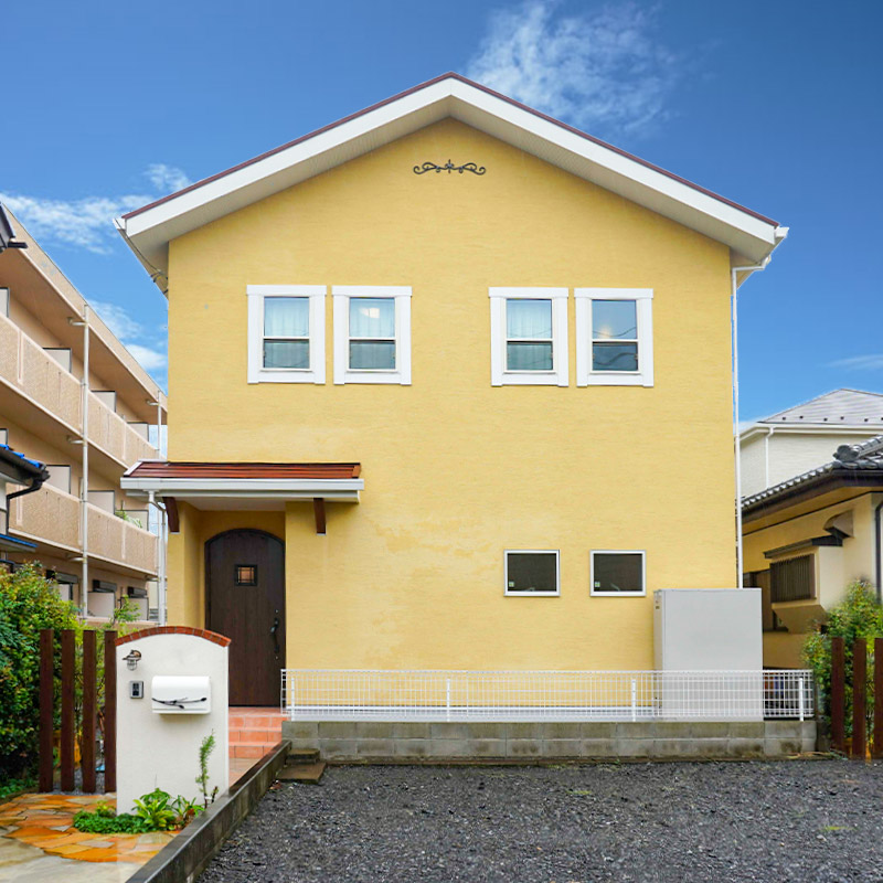 絵本から飛び出したような可愛さと優雅さが漂う家