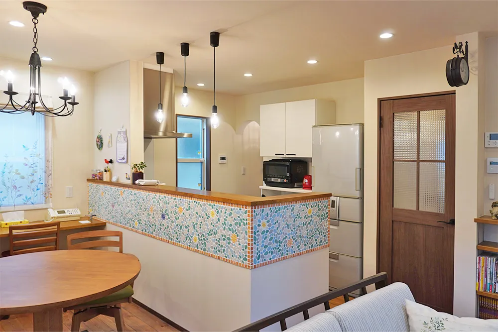 絵本から飛び出したような可愛さと優雅さが漂う家