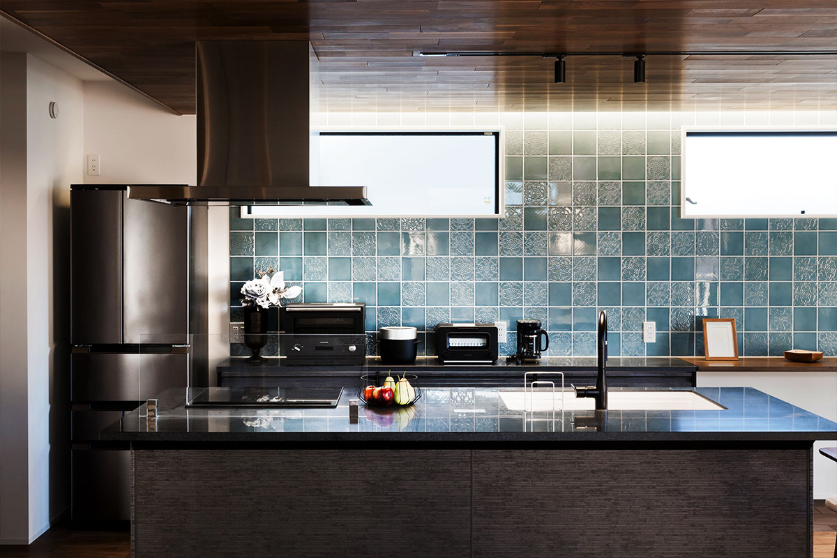 開放的なリビングで優雅に寛ぐラグジュアリーモダンな無垢の家