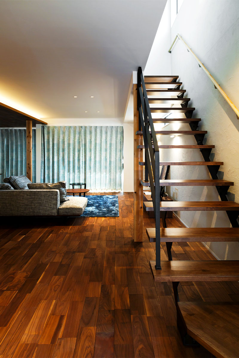 開放的なリビングで優雅に寛ぐラグジュアリーモダンな無垢の家