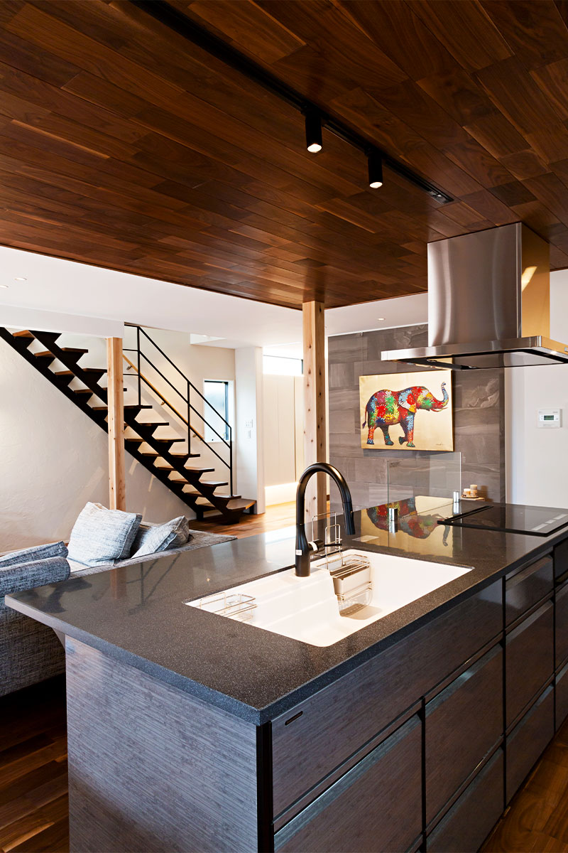 開放的なリビングで優雅に寛ぐラグジュアリーモダンな無垢の家