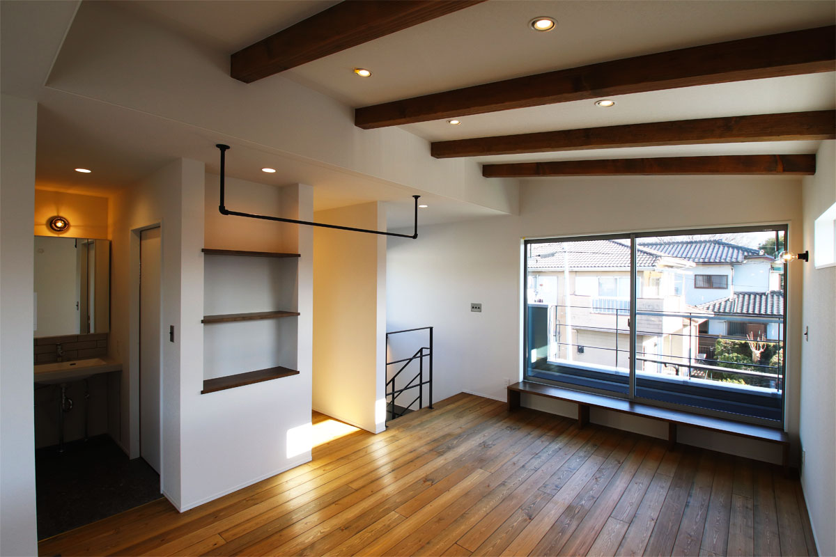 勾配天井の2階リビングのあるナチュラルモダンの無垢の家