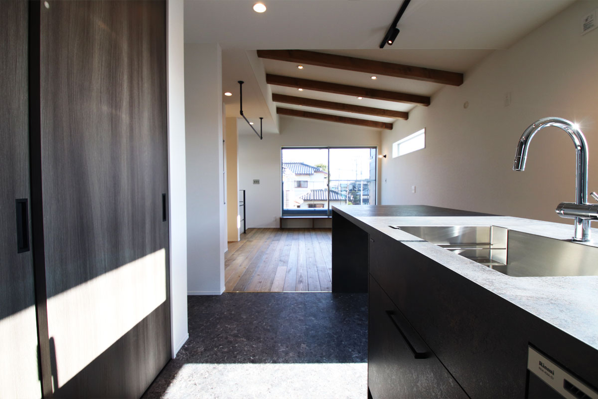 勾配天井の2階リビングのあるナチュラルモダンの無垢の家