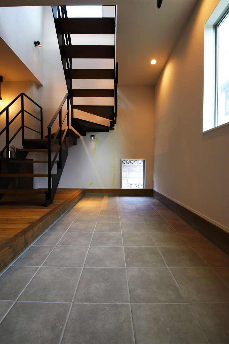 勾配天井の2階リビングのあるナチュラルモダンの無垢の家