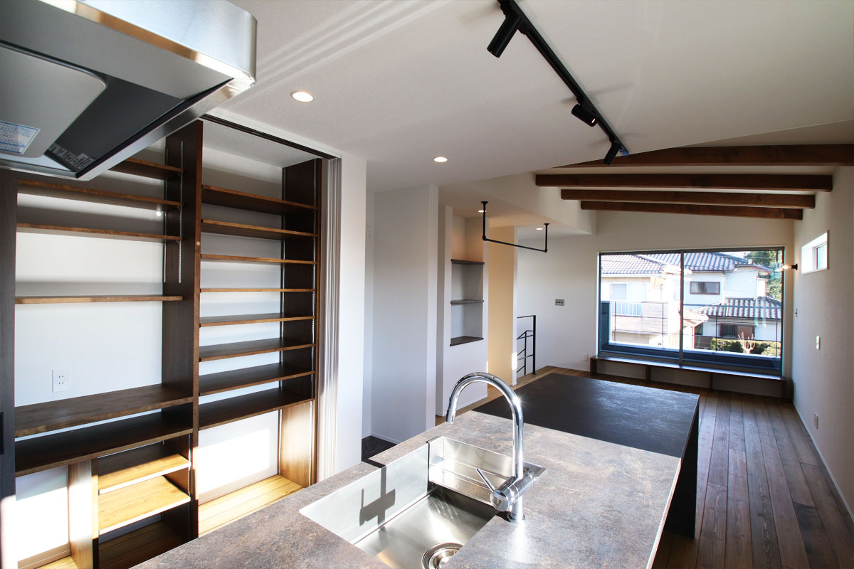 勾配天井の2階リビングのあるナチュラルモダンの無垢の家