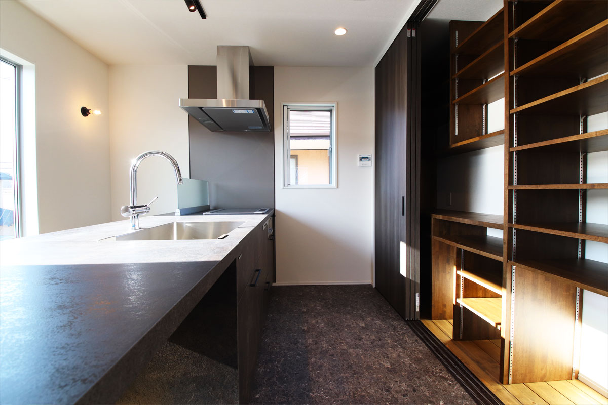 勾配天井の2階リビングのあるナチュラルモダンの無垢の家