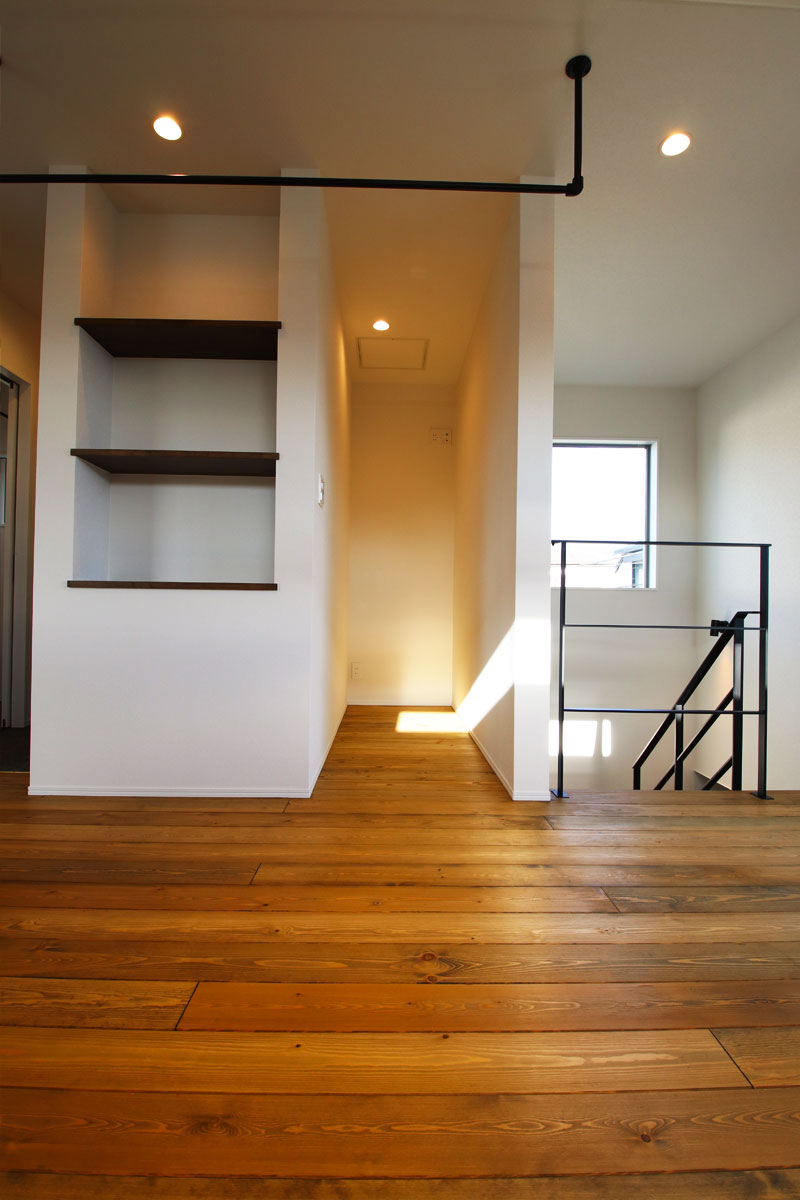 勾配天井の2階リビングのあるナチュラルモダンの無垢の家