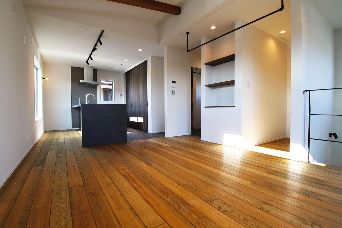 勾配天井の2階リビングのあるナチュラルモダンの無垢の家