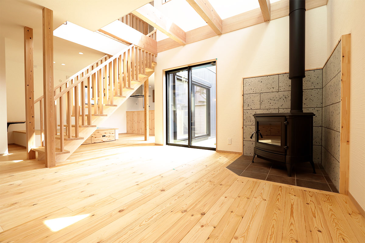 薪ストーブのある北欧モダンの無垢の家
