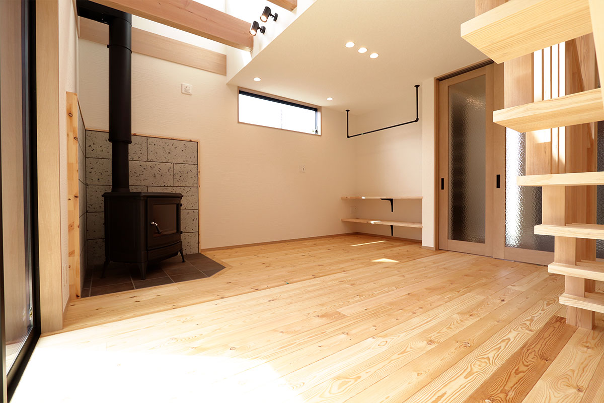 薪ストーブのある北欧モダンの無垢の家