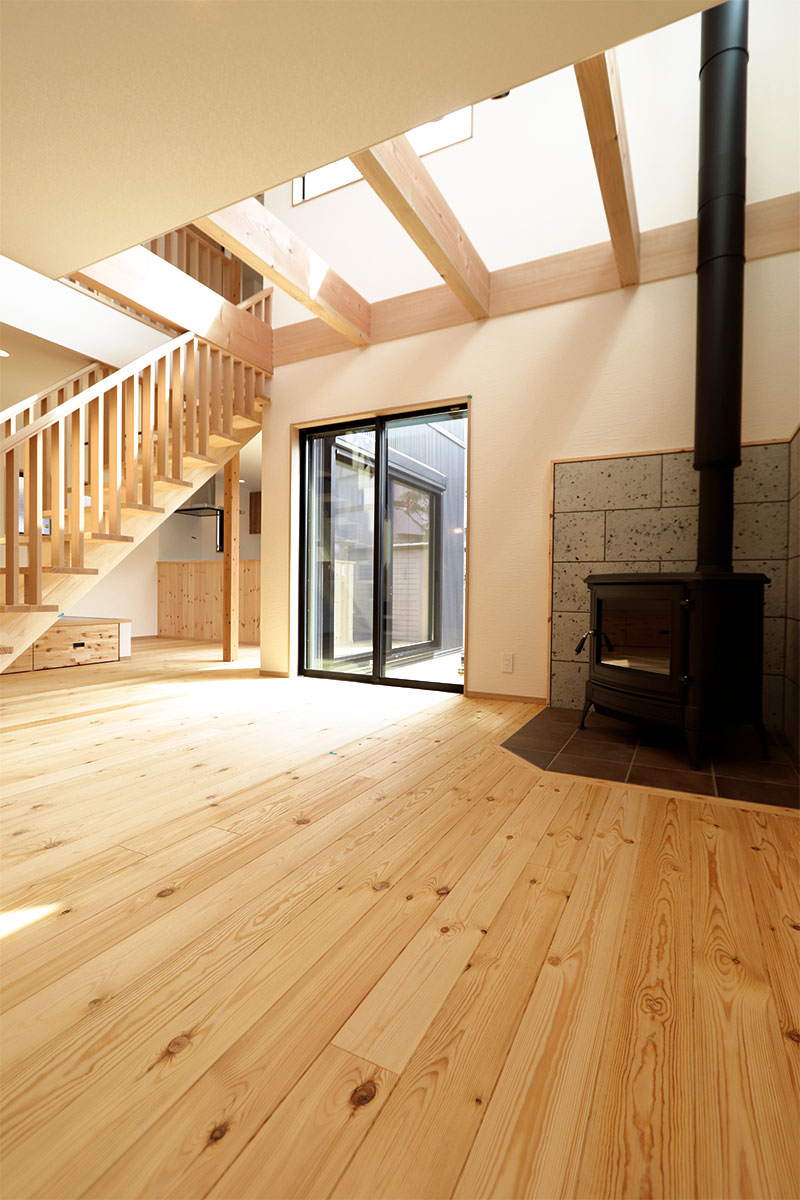 薪ストーブのある北欧モダンの無垢の家