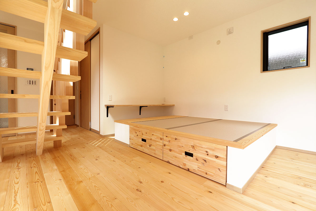 薪ストーブのある北欧モダンの無垢の家