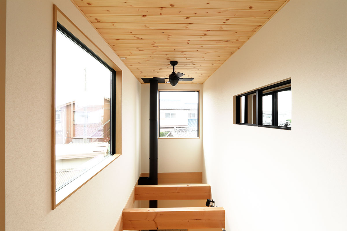 薪ストーブのある北欧モダンの無垢の家