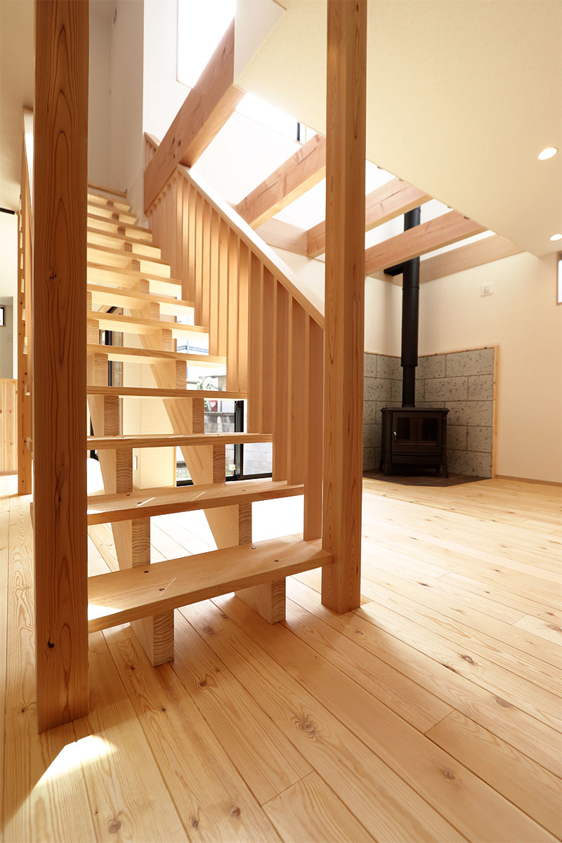 薪ストーブのある北欧モダンの無垢の家