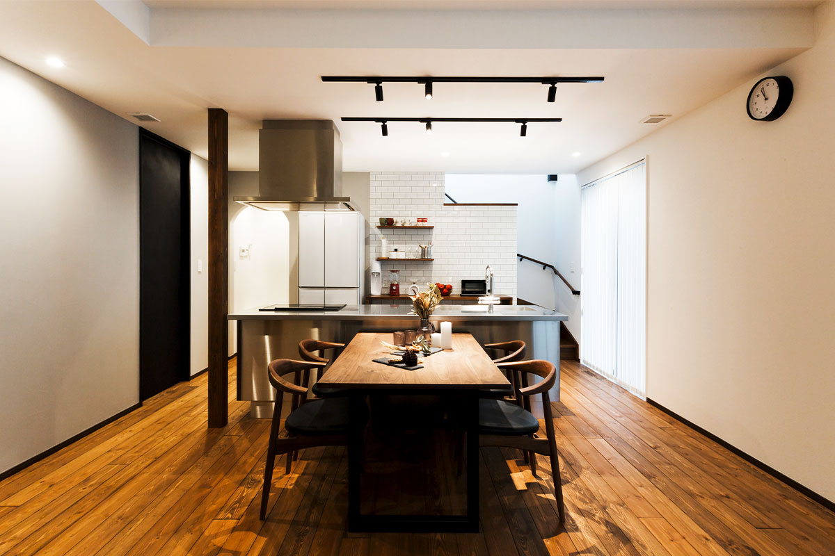 自然素材溢れる大人かっこいいシンプルモダンのデザイナーズ住宅