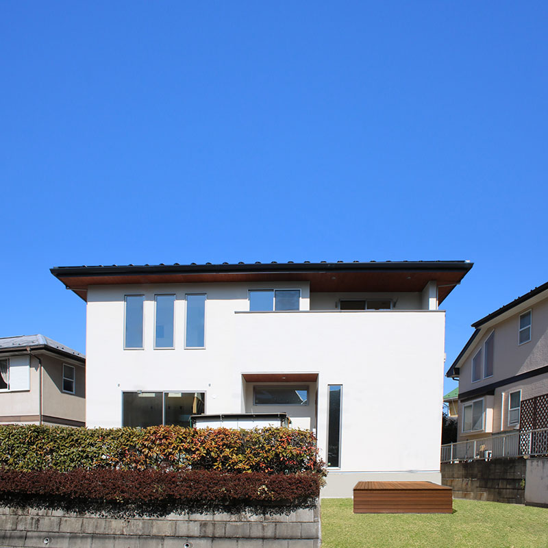 木の温もりを感じる家事室と書斎のある白い無垢の家