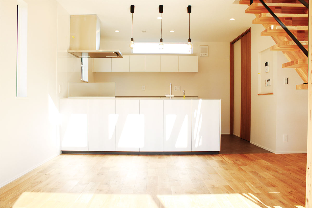 木の温もりを感じる家事室と書斎のある白い無垢の家