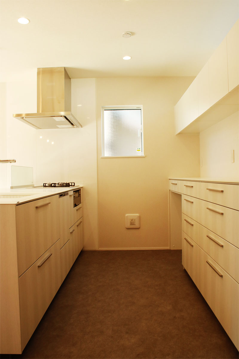 木の温もりを感じる家事室と書斎のある白い無垢の家