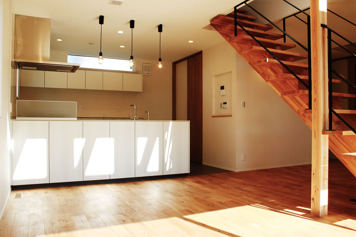 木の温もりを感じる家事室と書斎のある白い無垢の家