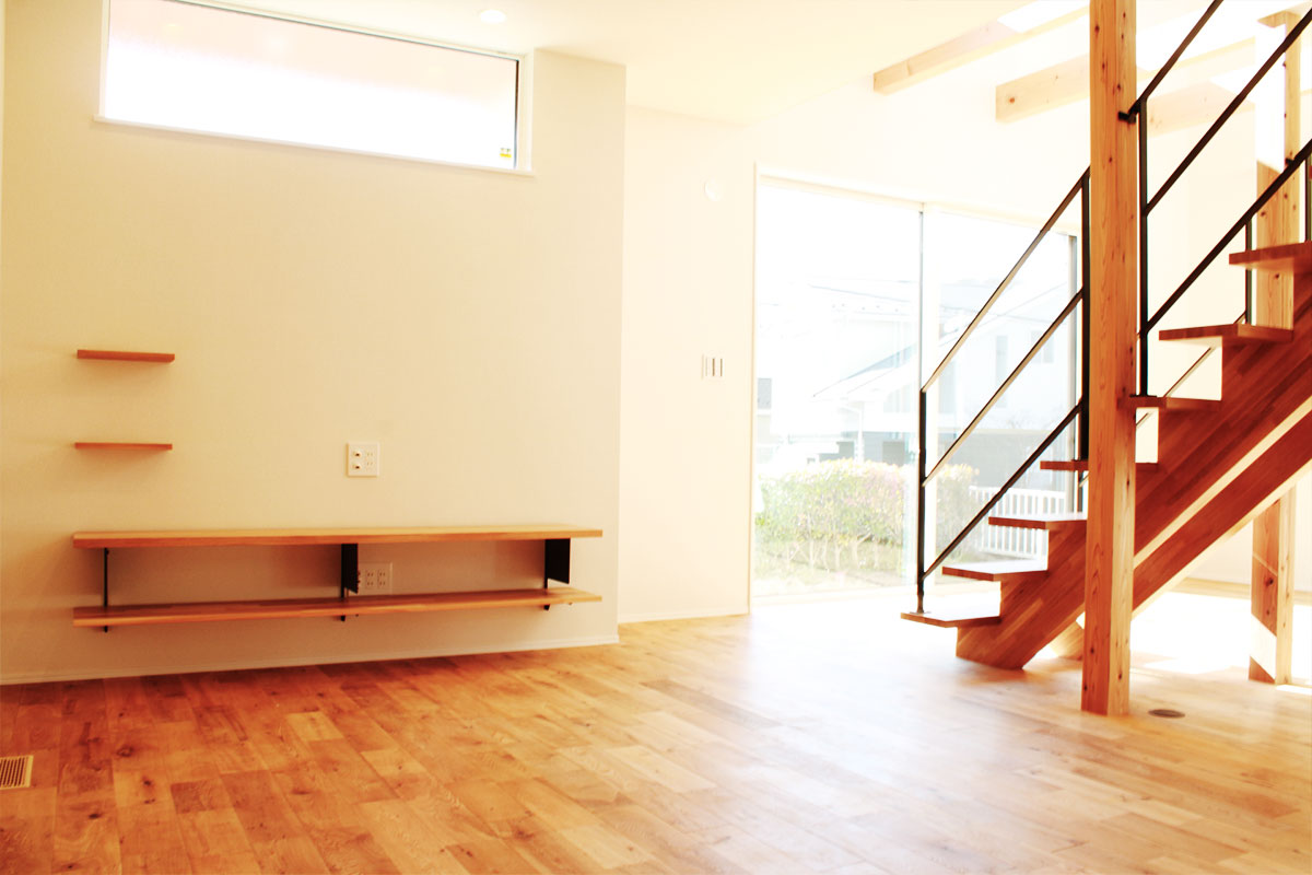 木の温もりを感じる家事室と書斎のある白い無垢の家