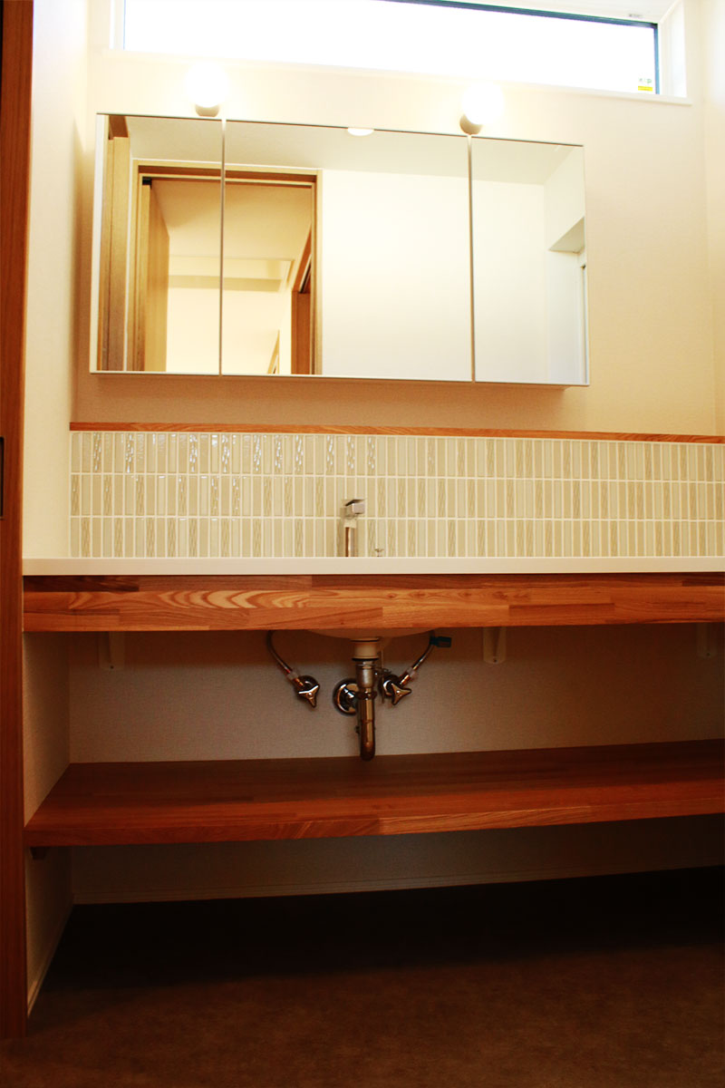 木の温もりを感じる家事室と書斎のある白い無垢の家