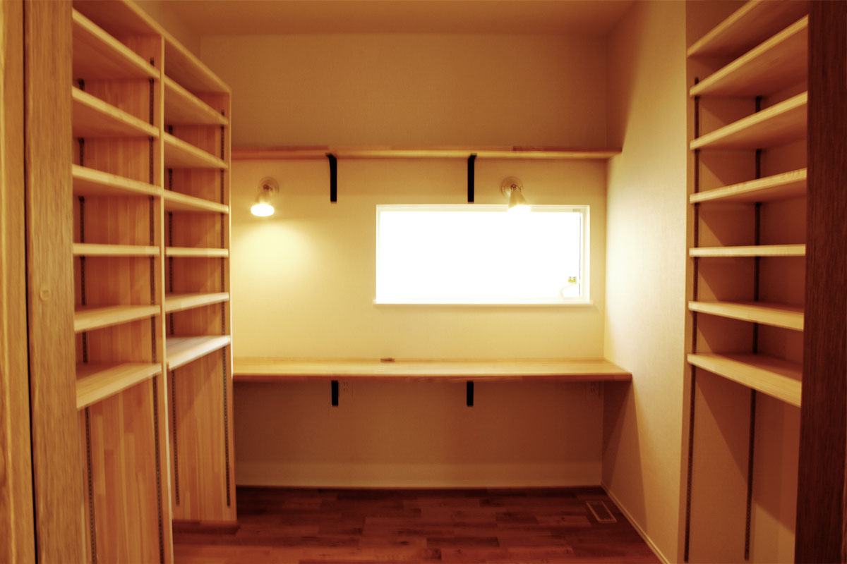 木の温もりを感じる家事室と書斎のある白い無垢の家