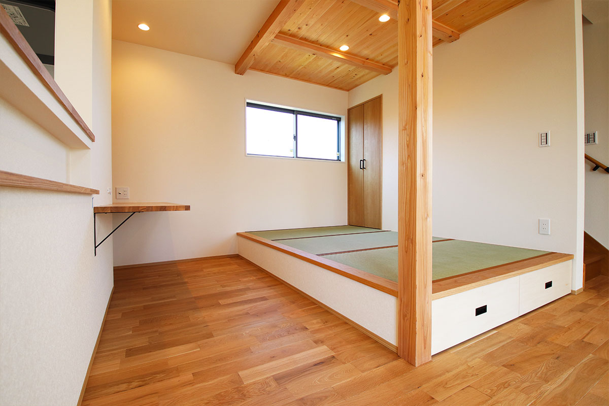 ウッドデッキと収納上手な暮らしの無垢の家