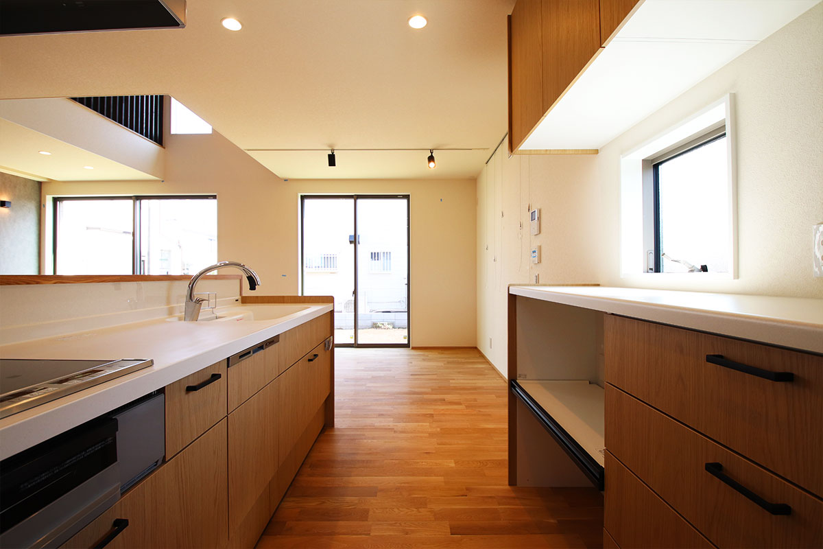 ウッドデッキと収納上手な暮らしの無垢の家