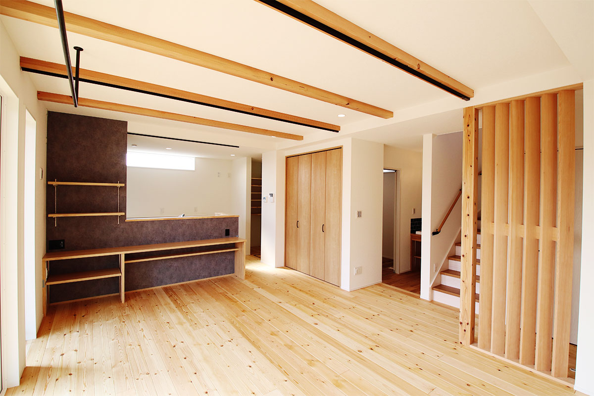 二世帯で暮らす木の質感を大切にした、ウッドデッキのある無垢の家