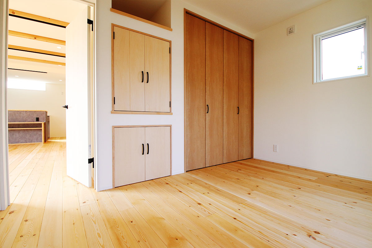 二世帯で暮らす木の質感を大切にした、ウッドデッキのある無垢の家