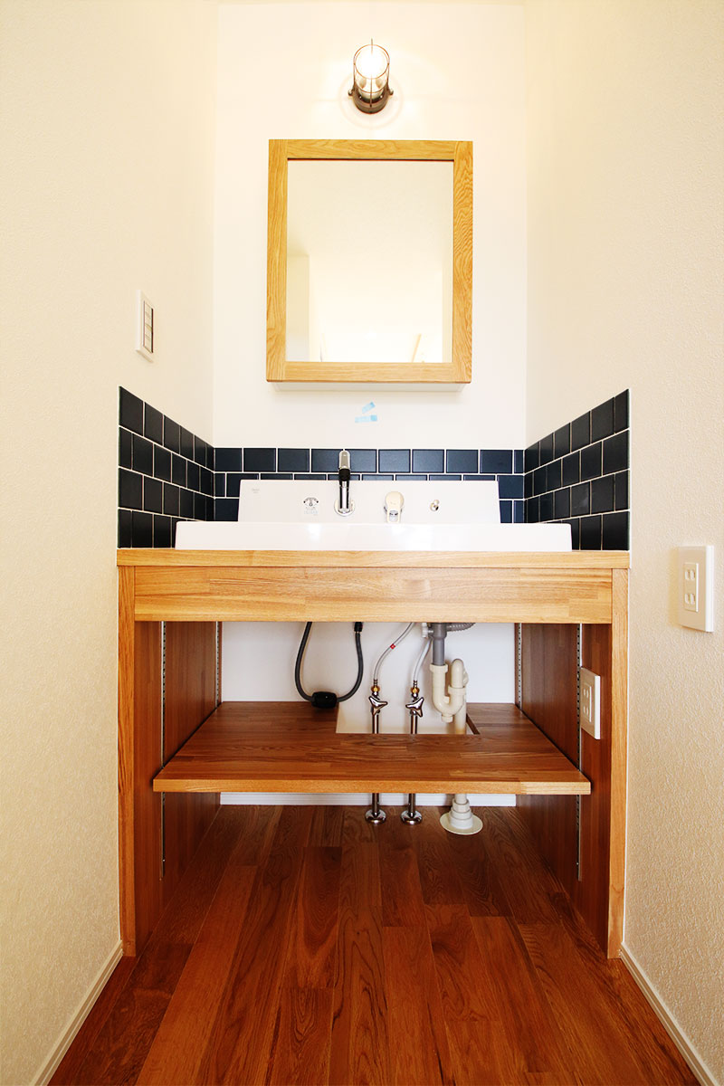 二世帯で暮らす木の質感を大切にした、ウッドデッキのある無垢の家